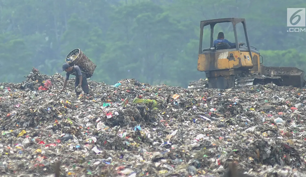 Suasana Tempat Pembuangan Akhir (TPA) Galuga, Bogor (20/5). Indonesia memproduksi sampah plastik sebanyak 175.000 ton per hari dan menjadi penyumbang sampah terbesar kedua di dunia, setelah China. (Merdeka.com/Arie Basuki)