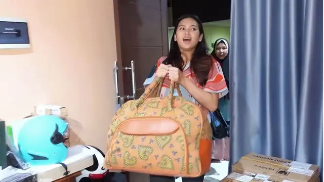 7 Potret Bahagia Indah Permatasari Dibawakan Oleh-Oleh dari Mertua, Senyum Terus