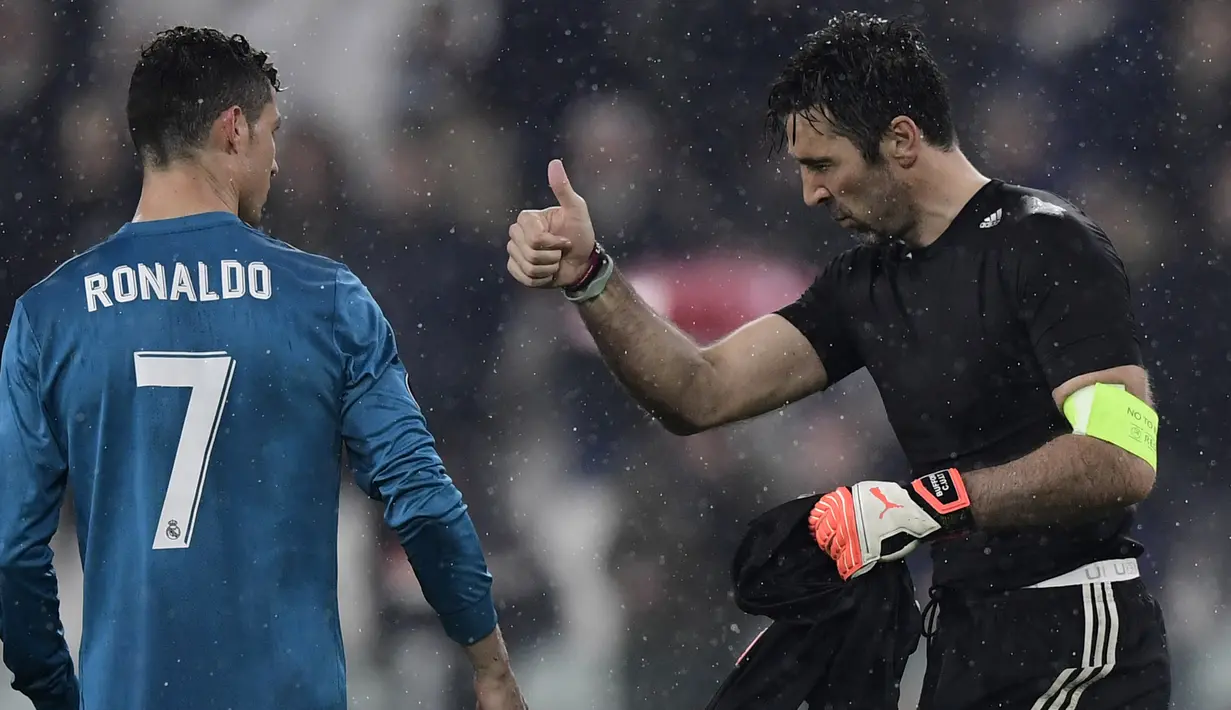 Kiper Juventus, Gianluigi Buffon (kanan) memberikan pujian khusus untuk Cristiano Ronaldo usai leg pertama Liga Champions di Allianz Stadium, Turin, (3/4/2018). Ronaldo mencetak dua gol ke gawang Juventus. (AFP/Javier Soriano)