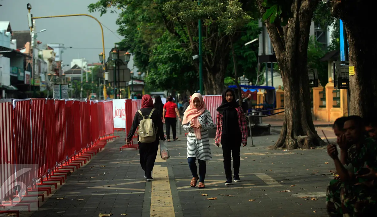 Sejumlah pejalan kaki berjalan di kawasan pedestrian Malioboro, Senin (4/4). Terhitung sejak 4 April, kawasan Malioboro bebas dari parkir yang direlokasi ke Taman Parkir Abu Bakar Ali. (Liputan6.com/Boy Harjanto)