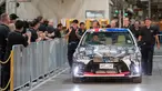 Camry hybrid, mobil Toyota terakhir yang diproduksi di pabrik Altona, Melbourne, Australia (3/10). Pada 3 Oktober 2017 Perusahaan Jepang Toyota menutup pabriknya di Australia setelah 54 tahun. (Toyota Australia via AP)
