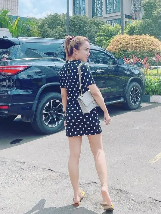 Kali ini ia tampil santai dengan mini dress hitam motif polkadot dengan membawa shoulder bag dari Chanel. Penampilannya semakin santai dengan sandal jepit dan rambut ponytailnya. @medinazein92