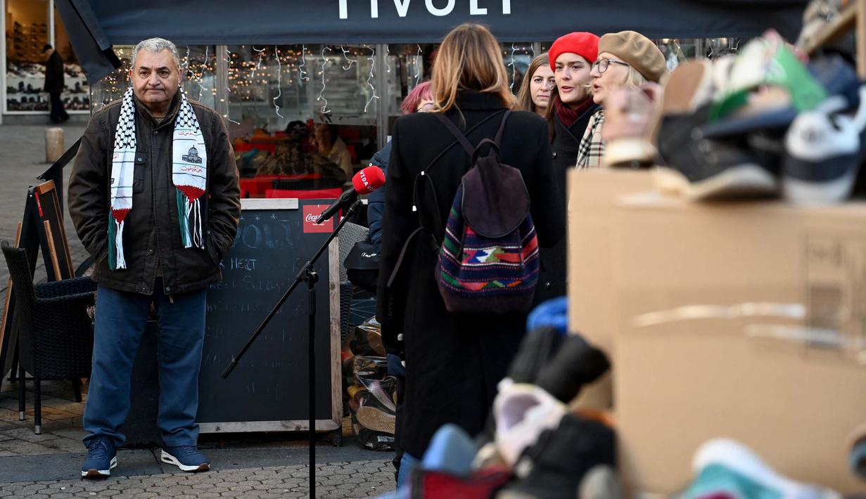 Sepatu anak-anak diletakkan sebagai simbol hilangnya kebebasan anak-anak di Jalur Gaza. (DENIS LOVROVIC/AFP)