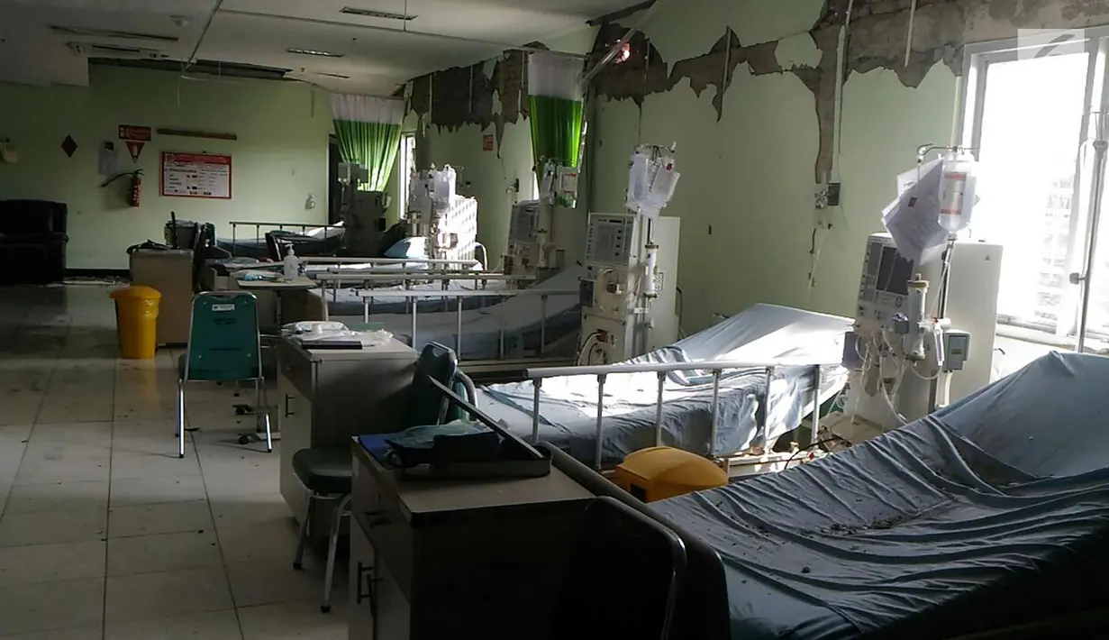 Suasana di ruang Hemodealisa atau cuci darah usai Gempa 6,9 SR di RSUD Banyumas, Jawa Tengah (15/12). Pasien Cuci Darah Dipindahkan ke Sejumlah Rumah Sakit di Purwokerto. (Liputan6.com/Pool/Mufied Majnun/Humas RSUD Bms)
