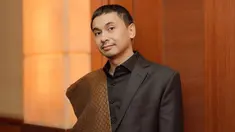 Raditya Dika dikenal luas sebagai penulis buku, sutradara hingga aktor. Bahkan, berbagai buku dan film yang digarapnya selalu berhasil menarik perhatian masyarakat. (Liputan6.com/IG/@raditya_dika)