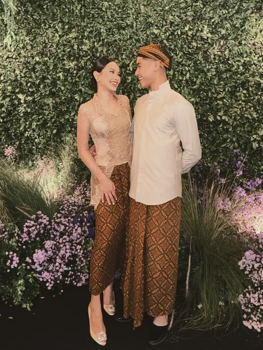 Wajah bule Alyssa Daguise terlihat ayu saat kenakan kebaya kutubaru pendek. Kebaya nude itu dipadukan dengan kain batik wiru dan heels gold [@alyssadaguise]