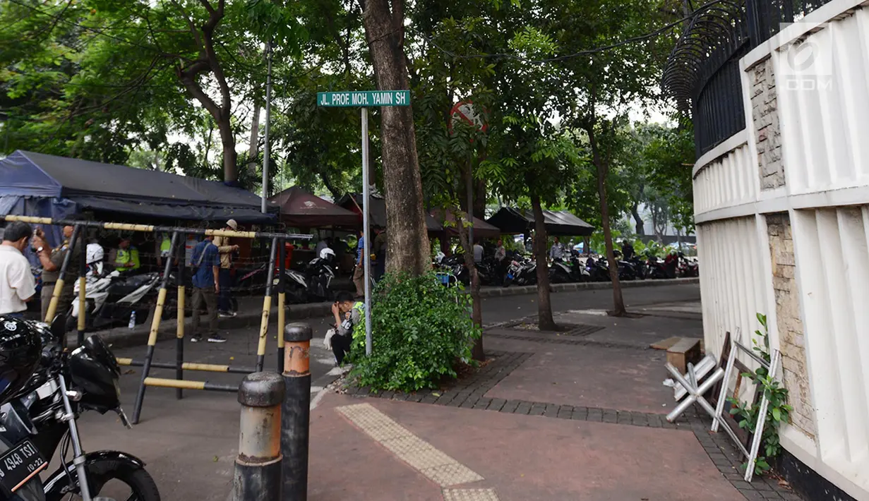 Aktivitas di Jalan Prof Moh Yamin SH, kawasan Bundaran HI, Jakarta, Kamis (14/2). Pemprov DKI berencana akan membuka kembali jalan tersebut sebagai akses lalu lintas untuk umum. (Merdeka.com/Imam Buhori)