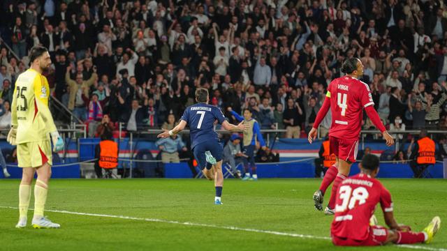 Pemain PSG Khvicha Kvaratskhelia (tengah) merayakan gol yang dicetaknya pada laga leg pertama perempat final Liga Champions antara PSG vs Liverpool