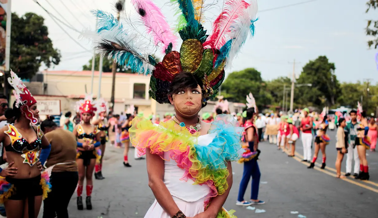 Peserta berpose saat mengikuti karnaval tahunan yang disebut " Alegria por la Vida " di Managua , Nikaragua 7 Mei 2016. Peserta karnaval berasal dari berbagai daerah di Nikaragua. (REUTERS / Oswaldo Rivas)