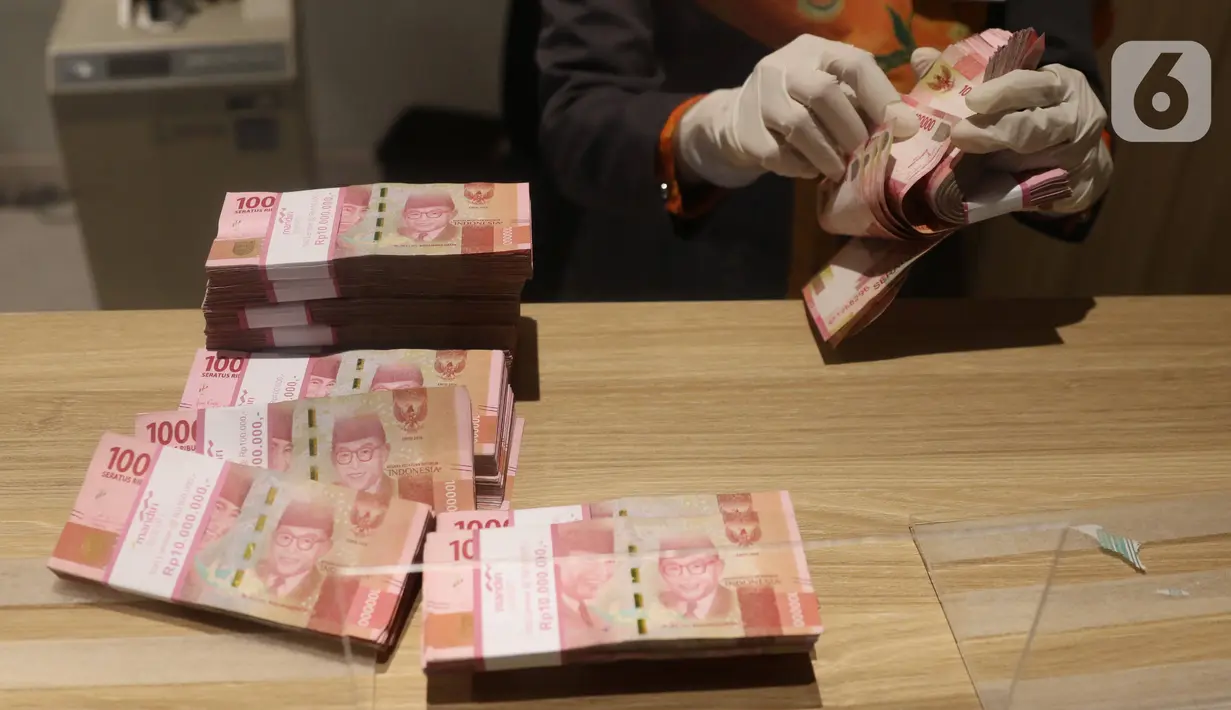 Teller menghitung mata uang Rupiah di Jakarta, Kamis (16/7/2020). Rupiah secara point to point pada triwulan II 2020 mengalami apresiasi 14,42 persen. (Liputan6.com/Angga Yuniar)