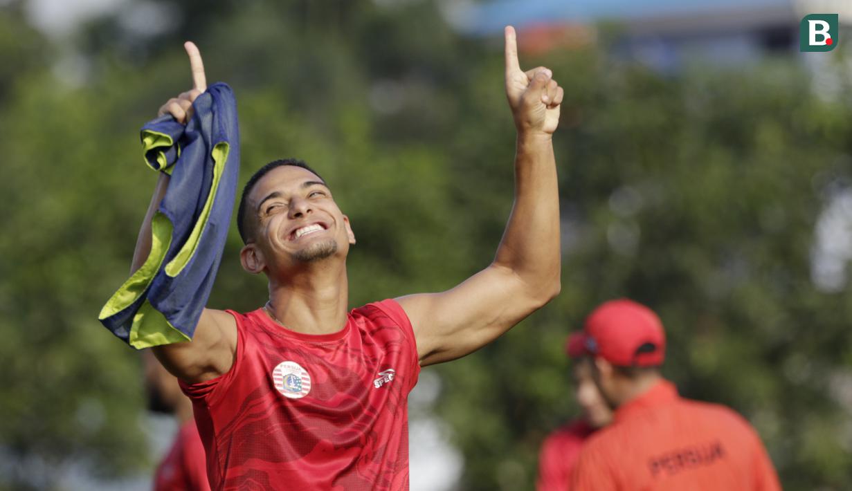 Pemain Persija Jakarta, Renan Da Silva, melakukan selebrasi saat mengikuti sesi latihan jelang laga Liga 1 di Lapangan Sutasoma, Jakarta, Jumat (07/12). Persija akan berhadapan dengan Mitra Kukar. (Bola.com/M Iqbal Ichsan)