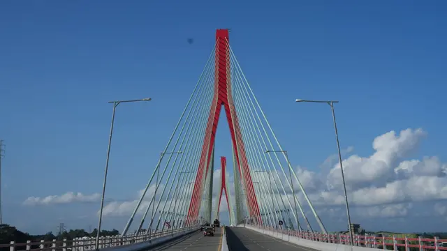 Presiden Joko Widodo (Jokowi) meresmikan Jembatan Pulau Balang pada Minggu, 28 Juli 2024. (Foto: Kementerian PUPR)