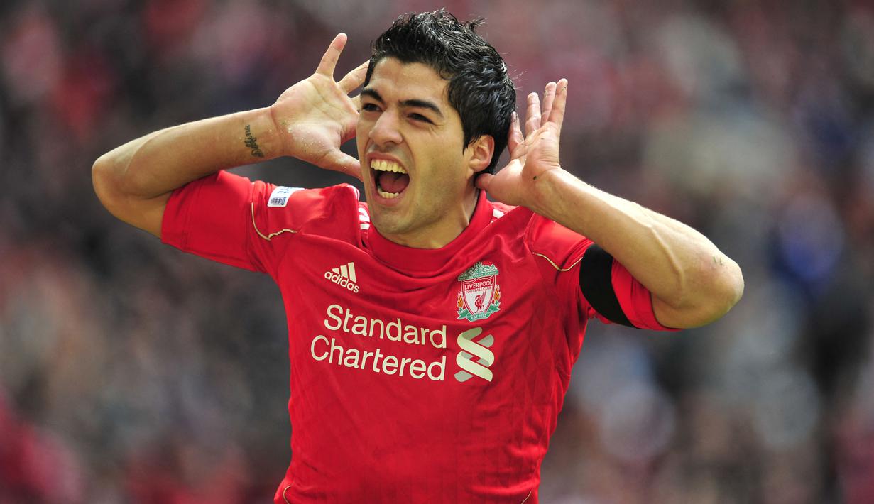 Barcelona berhasil mendatangkan Luis Suarez dari Liverpool dengan harga 75 juta poundsterling. Bersama Messi dan Neymar, ia mampu tampil impresif dengan menyumbangkan treble winner untuk Barca. Suarez juga sukses mempersembahkan gelar Liga Spanyol di klub barunya, Atletico Madrid. (AFP/Glyn Kirk)