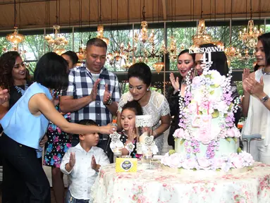 Penyanyi Krisdayanti bersama keluarga besarnya saat merayakan ulang tahunnya di kawasan SCBD, Jakarta, Kamis (24/03/2016). Krisdayanti merayakan ulang tahunnya yang ke 41 tahun pada 24 Maret. (Liputan6.com/Herman Zakharia)
