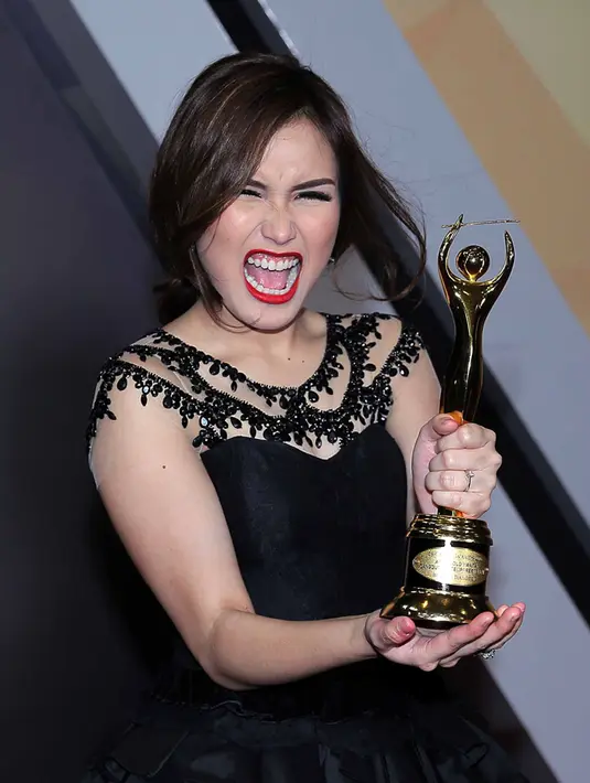 Ibu satu anak itu juga membantah, bahwa warna merah-merah yang dikenakan lantaran sedang galau. Ia hanya mengaku bahwa telah lama tidak mengenakan warna tersebut. (Deki Prayoga/Bintang.com)