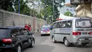 Ambulans yang membawa jenazah terpidana mati Sylvester Obiekwe meninggalkan RS PGI, Jakarta menuju Bandara Soekarno-Hatta, Tangerang, Kamis (30/4/2015). Jenazah Sylvester hari ini dipulangkan ke negara asalnya, Nigeria. (Liputan6.com/Faizal Fanani)