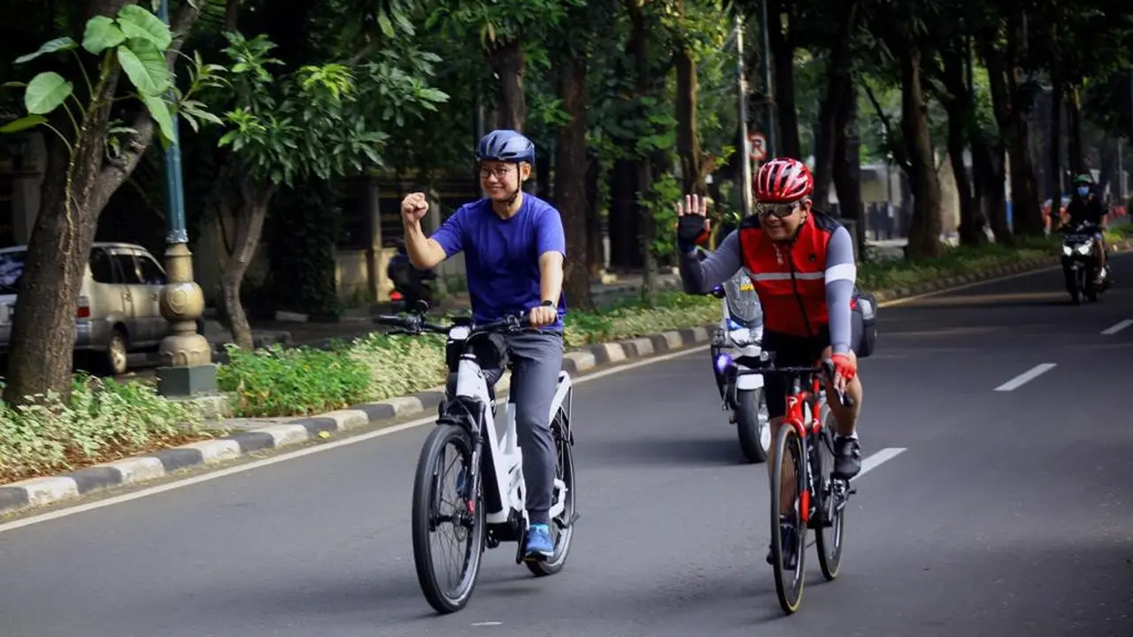 Sekjen PDI Perjuangan (PDIP) Hasto Kristiyanto gowes bareng dengan Sekjen Partai Amanat Nasional (PAN) Eddy Soeparno pada Jumat (15/7/2022) pagi.