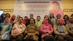 Menteri Sosial Khofifah Indar Parawansa (ketiga kanan) dan Menteri Pemberdayaan Perempuan dan Perlindungan Anak Yohana Yambise (ketiga kiri) berfoto bersama usai Pertemuan Nasional di Jakarta, Jumat (27/11/2015). (Liputan6.com/Faizal Fanani)