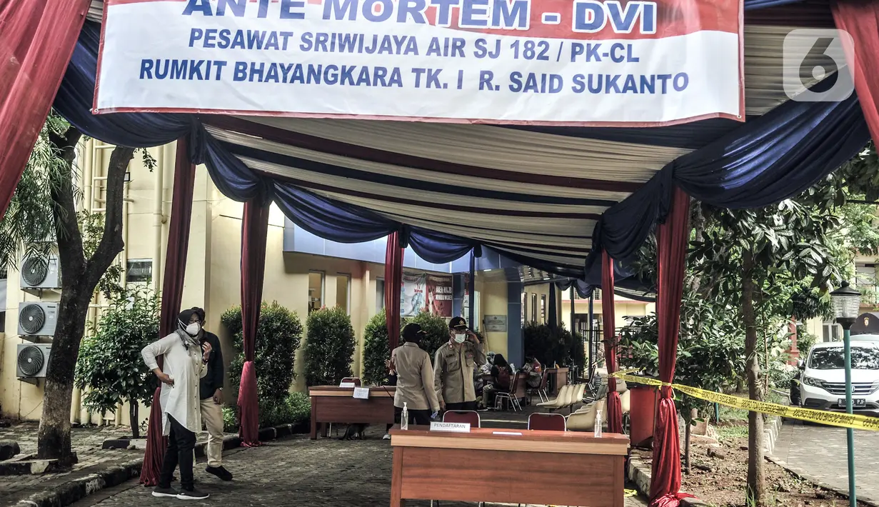 Suasana Posko Ante Mortem DVI untuk identifikasi korban kecelakaan Sriwijaya Air SJ 182 di RS Polri, Jakarta, Minggu (10/1/2020). Keluarga korban Sriwijaya Air SJ 182 mendatangi posko ante mortem untuk memberikan Informasi data primer dan sekunder. (merdeka.com/Iqbal S. Nugroho)
