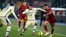 Pemain Verona Fabio Depaoli (tengah) berebut bola dengan pemain AS Roma Leonardo Spinazzola (kanan) pada pertandingan sepak bola Liga Italia di Stadion Olimpiade Roma, Italia, 19 Februari 2023. AS Roma mengalahkan Verona dengan skor 1-0. (AP Photo/Andrew Medichini)