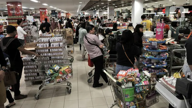 Warga Borong Sembako di Supermarket