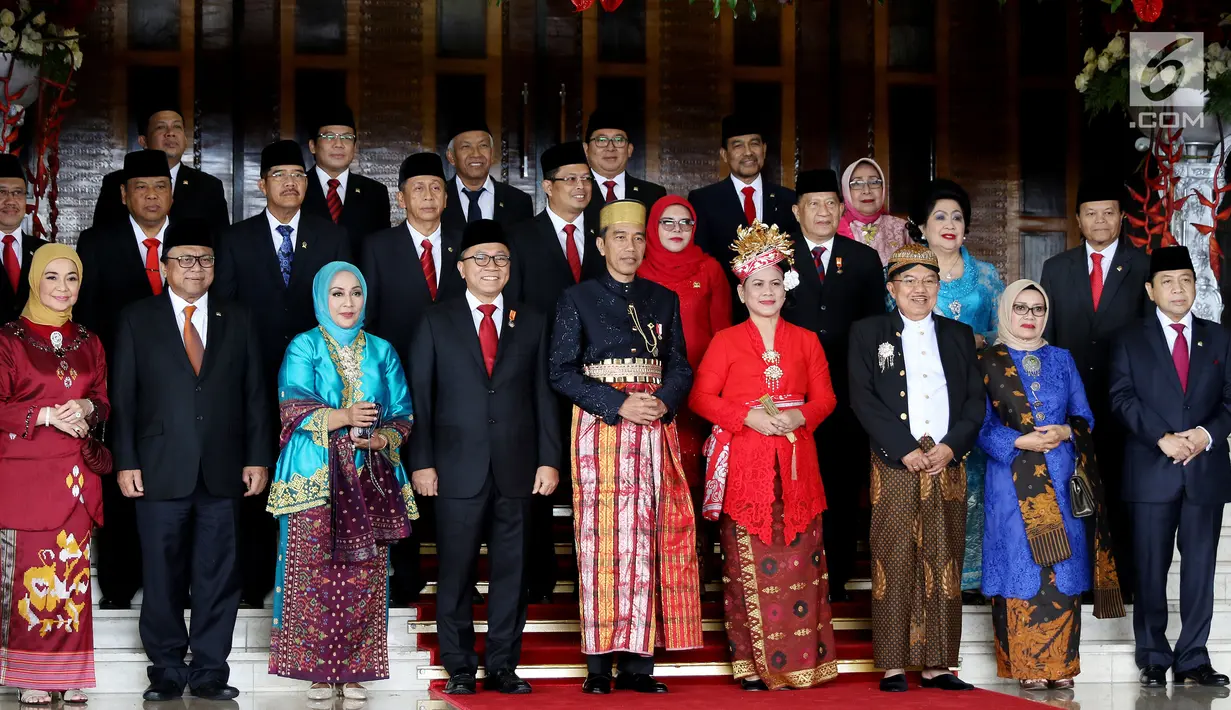 Presiden Jokowi dan Wakil Presiden Jusuf Kalla serta para pimpinan tinggi lembaga negara berfoto bersama sebelum menghadiri pembukaan Sidang Tahunan MPR RI Tahun 2017 di Kompleks Parlemen, Senayan, Jakarta, Rabu (16/8). (Liputan6.com/Angga Yuniar)