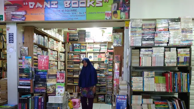 Suasana kios buku di mal Blok M Square