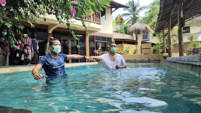 Menparekraf Sandiaga Uno dan Gubernur NTB Zulkieflimansyah berenang sambil menjaga Prokes Covid-19 di Salah satu kolam hotel di Gili Trawangan, Kamis (6/5/2021). (Foto: Liputan6.com/Hans Bahanan)
