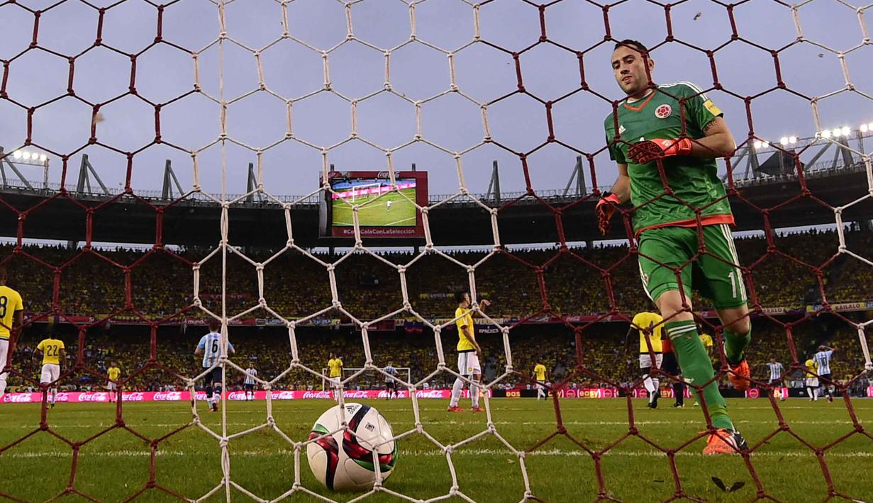 Kiper Kolombia David Ospina memungut bola dari gawangnya pada laga kualifikasi Piala Dunia Russia 2018 zona CONMEBOL di  Stadion Metropolitano Roberto Melendez, Barranquilla, Rabu (18/11/2015) dini hari WIB. (AFP Photo/Luis Acosta)