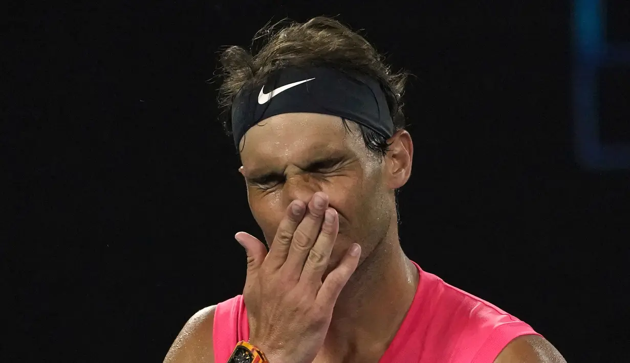 Petenis Spanyol, Rafael Nadal bereaksi setelah kehilangan satu poin atas Dominic Thiem dari Austria pada perempat final Australia Terbuka di Melbourne, Australia, Rabu (29/1/2020). Unggulan pertama tunggal putra ini harus mengakhiri mimpi menjuarai Australia Terbuka 2020. (AP Photo/Lee Jin-man)