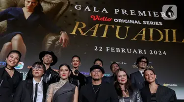 Para pemeran series film Ratu Adil saat konferensi pers di Plaza Indonesia, Jakarta, Kamis (22/2/2024). (Liputan6.com/Herman Zakharia)