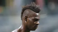 Mario Balotelli leaves the pitch at the end of the match against Palermo during their Serie A soccer match at the San Siro stadium in Milan, Italy, September 19, 2015. REUTERS/Stefano Rellandini