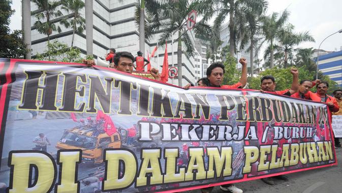 Tolak "Perbudakan", Puluhan Buruh Pelabuhan Demo - Foto ...