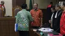 Menpora Imam Nahrawi (batik hijau) menyalami Deputi IV Bidang Peningkatan Prestasi Kemenpora, Mulyana saat jeda sidang lanjutan suap dana hibah untuk KONI dengan terdakwa Mulyana serta Adhi Purnomo dan Eko Triyanta di Pengadilan Tipikor, Jakarta, Kamis (4/7/2019). (Liputan6.com/Helmi Fithriansyah)