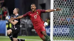 Ekspresi pemain Portugal, Luis Nani, setelah mencetak gol ke gawang Islandia pada laga Grup F Piala Eropa 2016 di Stade Geoffroy Guichard, Saint-Etienne, Rabu (15/6/2016) dini hari WIB. (AFP/Jeff Pachoud)