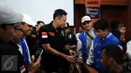 Cagub DKI Jakarta, AgusHarimurtiYudhoyono (AHY-tengah) menyalamipendukungnyausaibertemukoalisitujuhpartai non parlemen di Jakarta, Sabtu (28/1). Selainbertatapmuka, AHY jugamemaparkanvisimisinya. (Liputan6.com/HelmiFithriansyah)