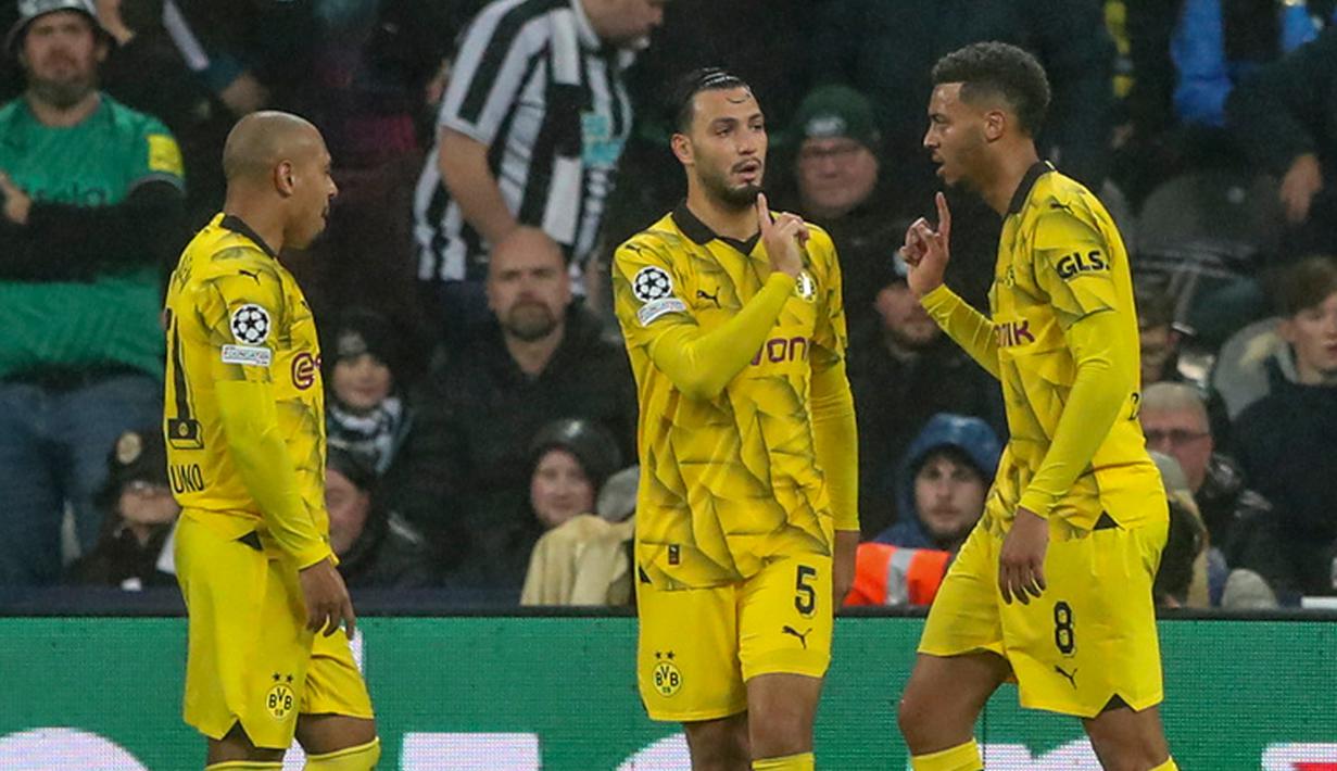Pemain Dortmund Felix Nmecha (kanan) merayakan bersama rekan satu timnya setelah mencetak gol ke gawang Newcastle pada pertandingan sepak bola Grup F Liga Champions di St. James' Park, Newcastle, Inggris, Rabu (25/10/2023). (AP Photo/Scott Heppell)
