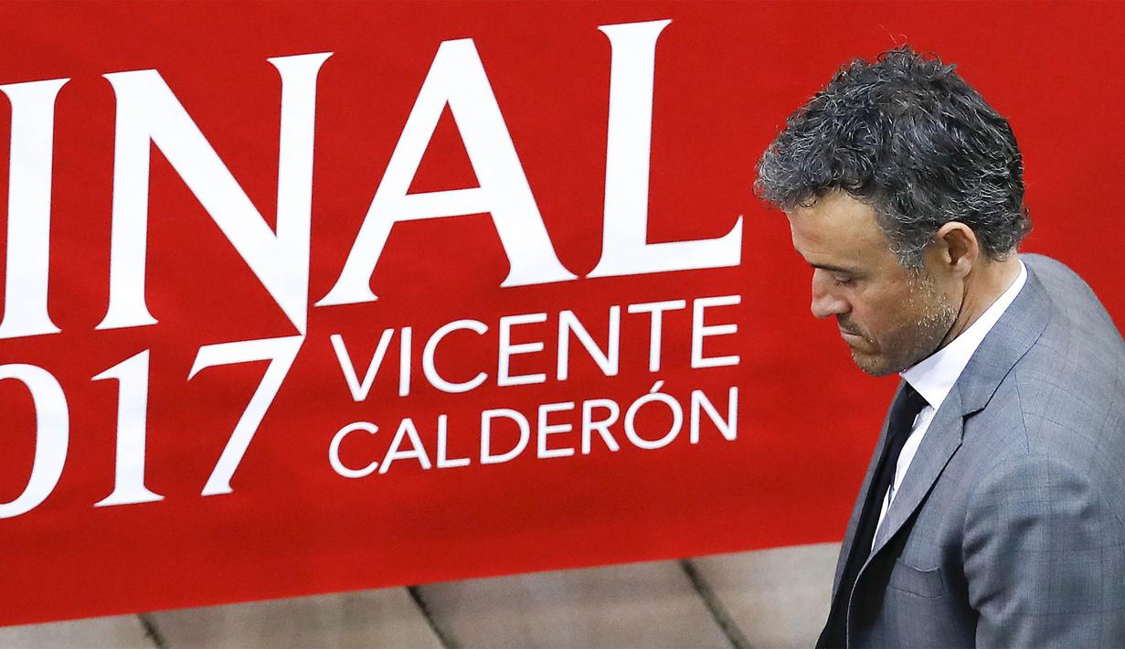 Pelatih Barcelona, Luis Enrique, bersiap mendampingi anak asuhnya pada laga final Copa Del Rey melawan Alaves di Stadion Vicente Calderon, Madrid, Sabtu (27/5/2017). Barcelona menang 3-1 atas Alaves. (EPA/Juanjo Martin)