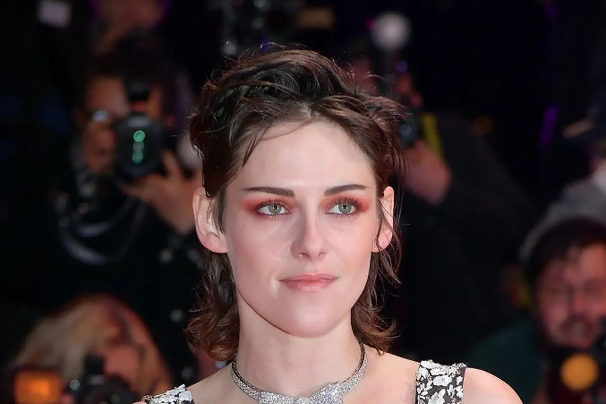Gaya Feminin Edgy Kristen Stewart dengan Gaun Chanel dan Rambut Mixie di Festival Film Internasional Berlin