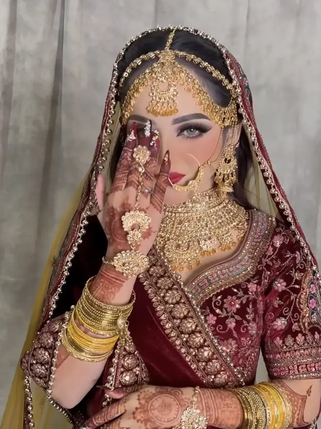 Putri Isnari Dibalut Baju Khas India di Resepsi Pernikahannya. [@adelahaddad17]