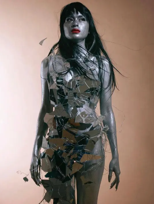 Putri dari Sophia Latjuba ini rela tubuhnya dicat berwarna silver demi tampil menakjubkan. (Instagram/evacelia).