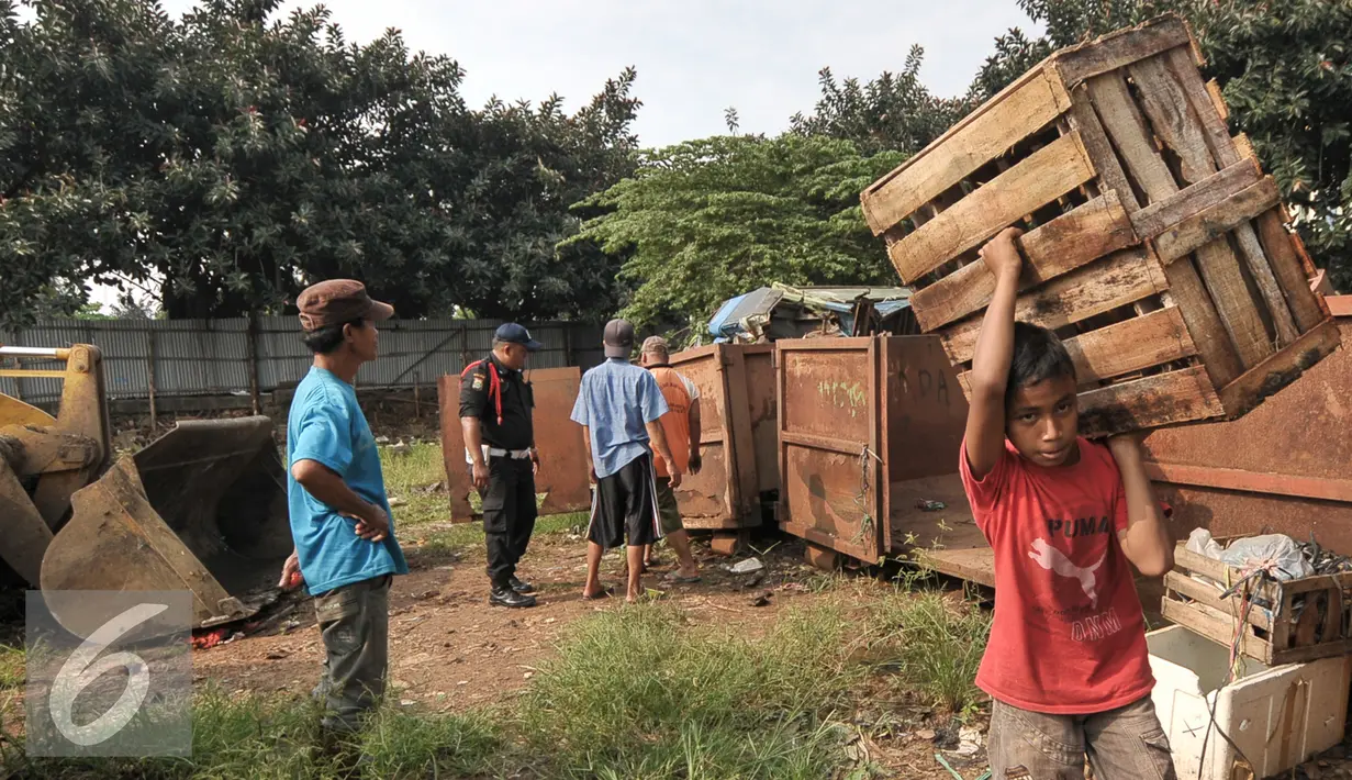 Sejumlah pedagang membantu petugas membersihkan lokasi yang nantinya akan dibangun sebagai pusat perkulakan, Jakarta, Jumat (2/9). Di targetkan pembangunan pusat perkulakan tersebut akan rampung pada Desember mendatang. (Liputan6.com/Yoppy Renato)