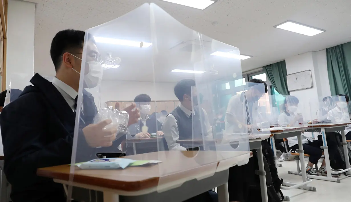 Siswa menunggu kelas dimulai di Jeonmin High School di Daejeon, Korea Selatan, Rabu (20/5/2020). Pembukaan kegiatan belajar dilakukan demi memberi kesempatan murid mempersiapkan diri melalui tes perguruan tinggi yang rencananya dilakukan pada November mendatang.  (Kim Jun-beom/Yonhap via AP)