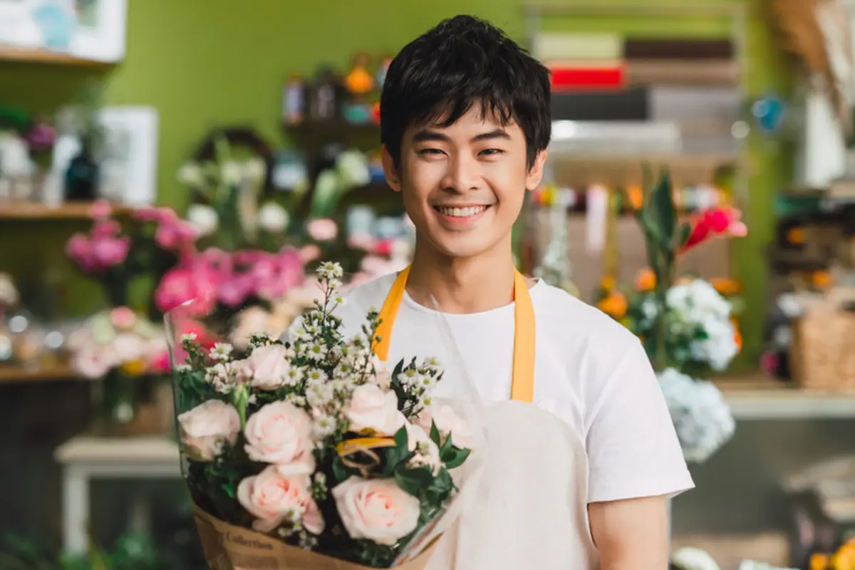 florist romantis tersenyum bahagia baik kalem