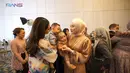 Momen adik Rafathar saat bertemu dengan anak kedua Dinda Hauw dan Rey Mbayang. Bocah yang biasa disapa Cipung itu mencium kepala Kaba yang baru berusia beberapa bulan. "Seru banget liat anak anak kecil ngumpul semua, gemessss,"  tulis @anggidwi2048. "Seru ya ngeliat artis pada ngumpul,"  tulis @nisasin9550. [Youtube/Rans Entertainmen]