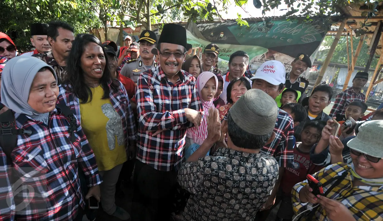 Cawagub DKI Jakarta, Djarot Saiful Hidayat saat tiba di Jalan Kemenyan, Ciganjur, Jakarta, Rabu (15/3). Kedatangan Djarot ke kawasan tersebut untuk mendengarkan langsung keluhan warga. (Liputan6.com/Yoppy Renato)