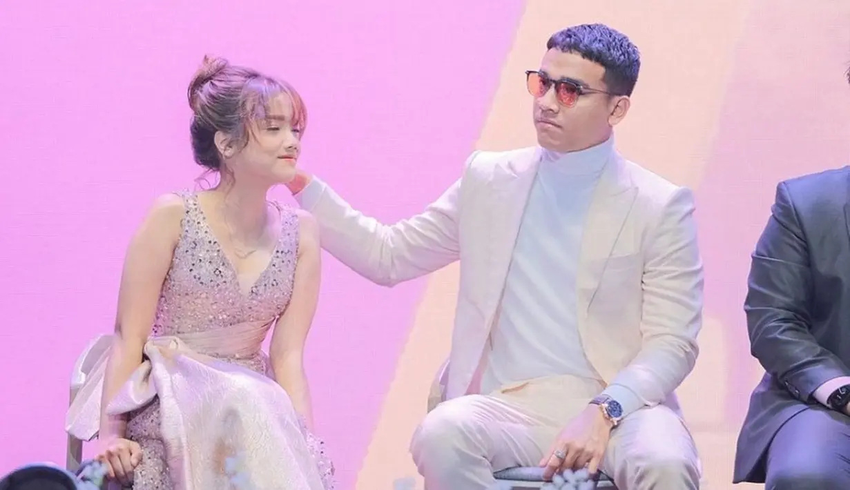 Ini adalah momen kala Fuji dan Fadly Faisal hadiri acara kosmetik milik Crazy Rich Malang. Remaja berusia 19 tahun itu memakai gaun rose gold dengan gaya rambut dicepol. (Liputan6.com/IG/@fuji_an)
