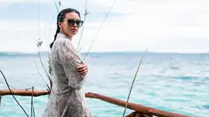 Momen Ayushita saat berlibur di Pulau Seram, Maluku. Menggunakan baju ala pantai yang dipadukan dengan kacamata hitam, penampilan wanita kelahiran Jakarta ini terlihat menawan. (Liputan6.com/IG/@ayushita)