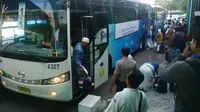 Sempat Molor 3,5 Jam, Jemaah Haji Kloter 1 dan 2 Tiba di Surabaya. (Liputan6.com/Dian Kurniawan)