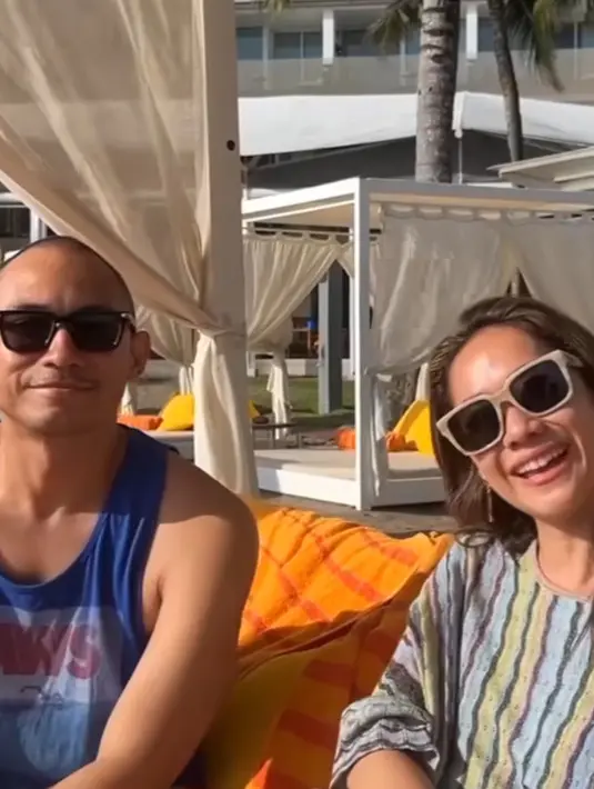 Ketika di Bali, kedua kerap tampil dengan outfit yang dikenakan misalnya BCL mengenakan atasan colorfull serta tiko mengenakan sleeveless biru.  [@itsmebcl]